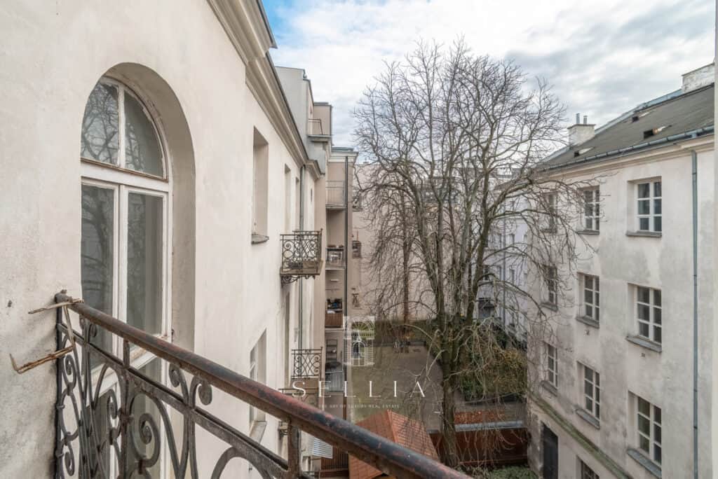 Apartament w kamienicy na Hożej, z widokiem na drzewa i urokliwą okolicę, idealny dla miłośników mie.