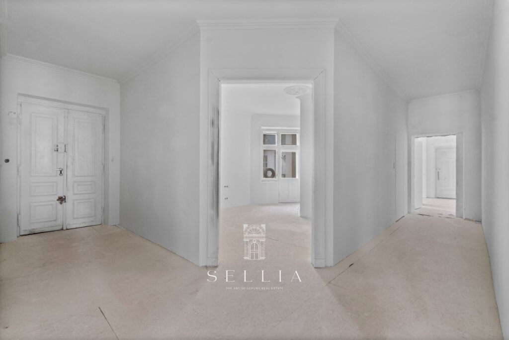 Jasne, przestronne wnętrze apartamentu w kamienicy na ul. Hoża.