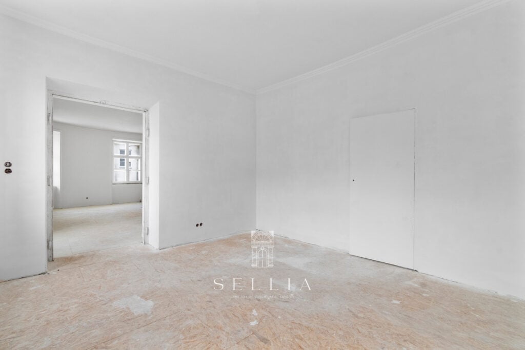 Apartament w kamienicy na ul. Hoża, idealny do aranżacji i wykończenia.