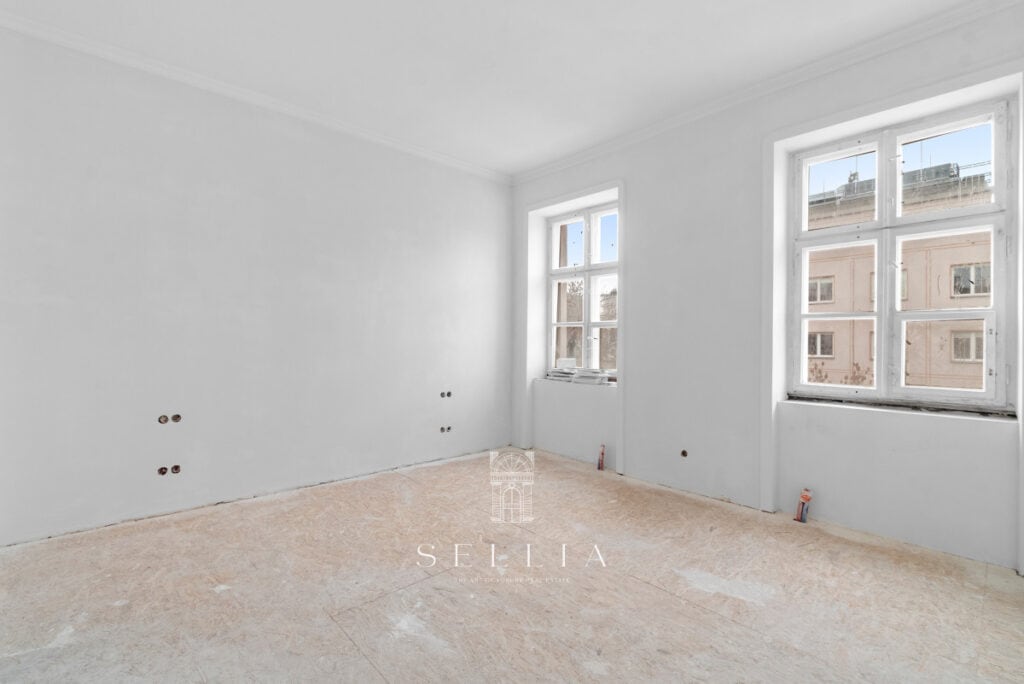 Kawalerka w kamienicy na ul. Hoża, idealna inwestycja w centrum Warszawy. Jasne wnętrze z dużymi okn.