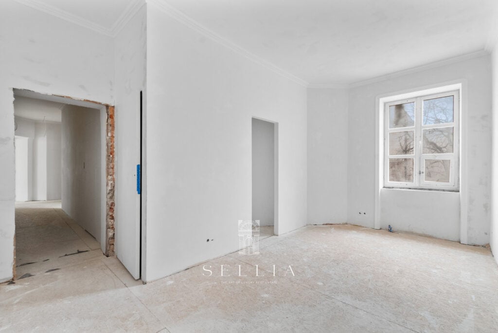 Nowoczesny, jasny pokój z dużym oknem, idealny do aranżacji mieszkania.