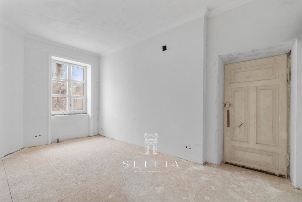 Apartament w kamienicy na ul. Hoża, idealny do aranżacji, z dużym oknem i przestronnym wnętrzem.