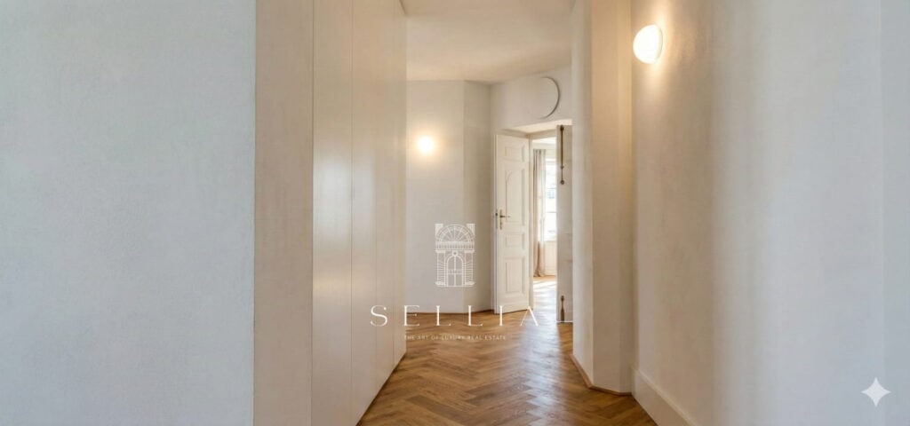 Apartament w kamienicy na Hożej, wnętrze z naturalnym światłem.