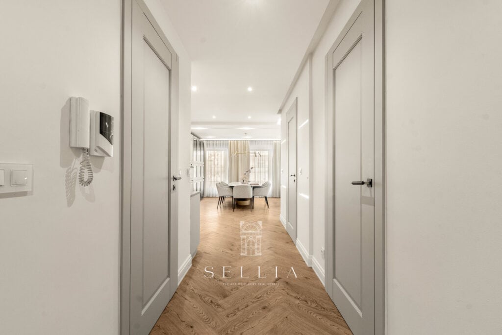 Penthouse w Wilanowie, apartament z widokiem na taras i eleganckim wykończeniem.