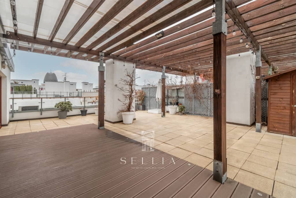 Taras w Miasteczku Wilanów, idealny do relaksu i spotkań na świeżym powietrzu.