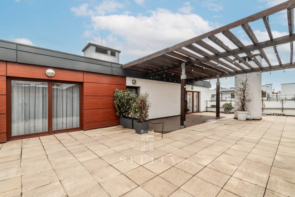 Penthouse z dużym tarasem w Miasteczku Wilanów, idealny do relaksu i spotkań na świeżym powietrzu.