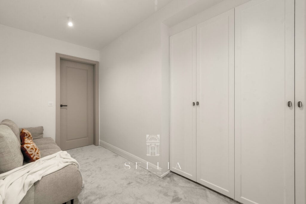 Luksusowy pokój w penthousie z białymi szafami i minimalistycznym wystrojem, idealny dla miłośników.