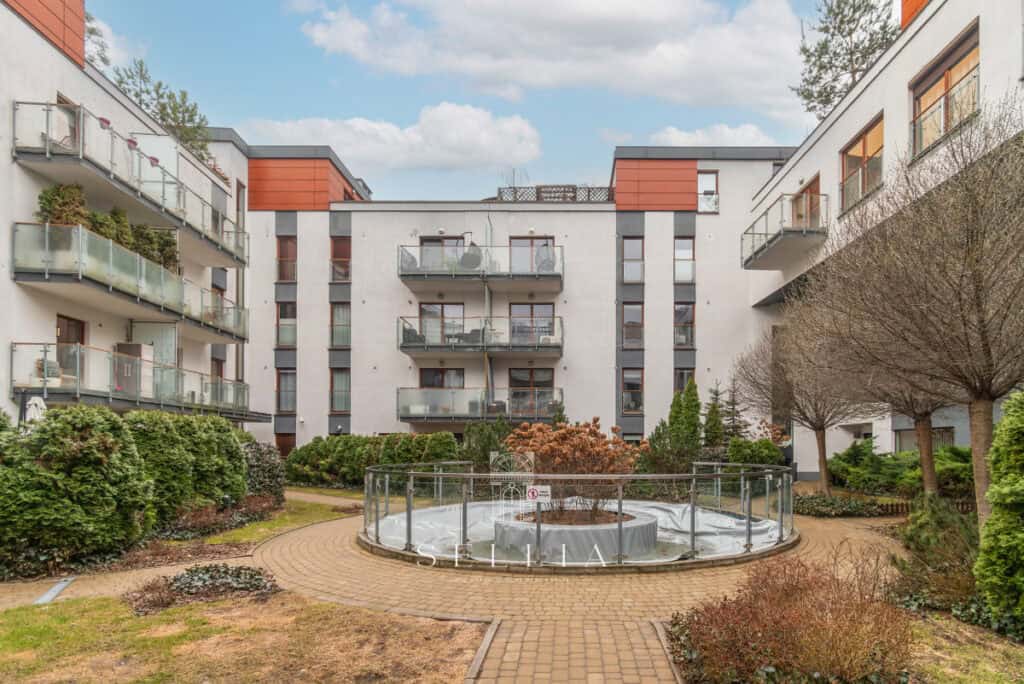 Nowoczesny kompleks mieszkaniowy w Wilanowie z zielonym patio.