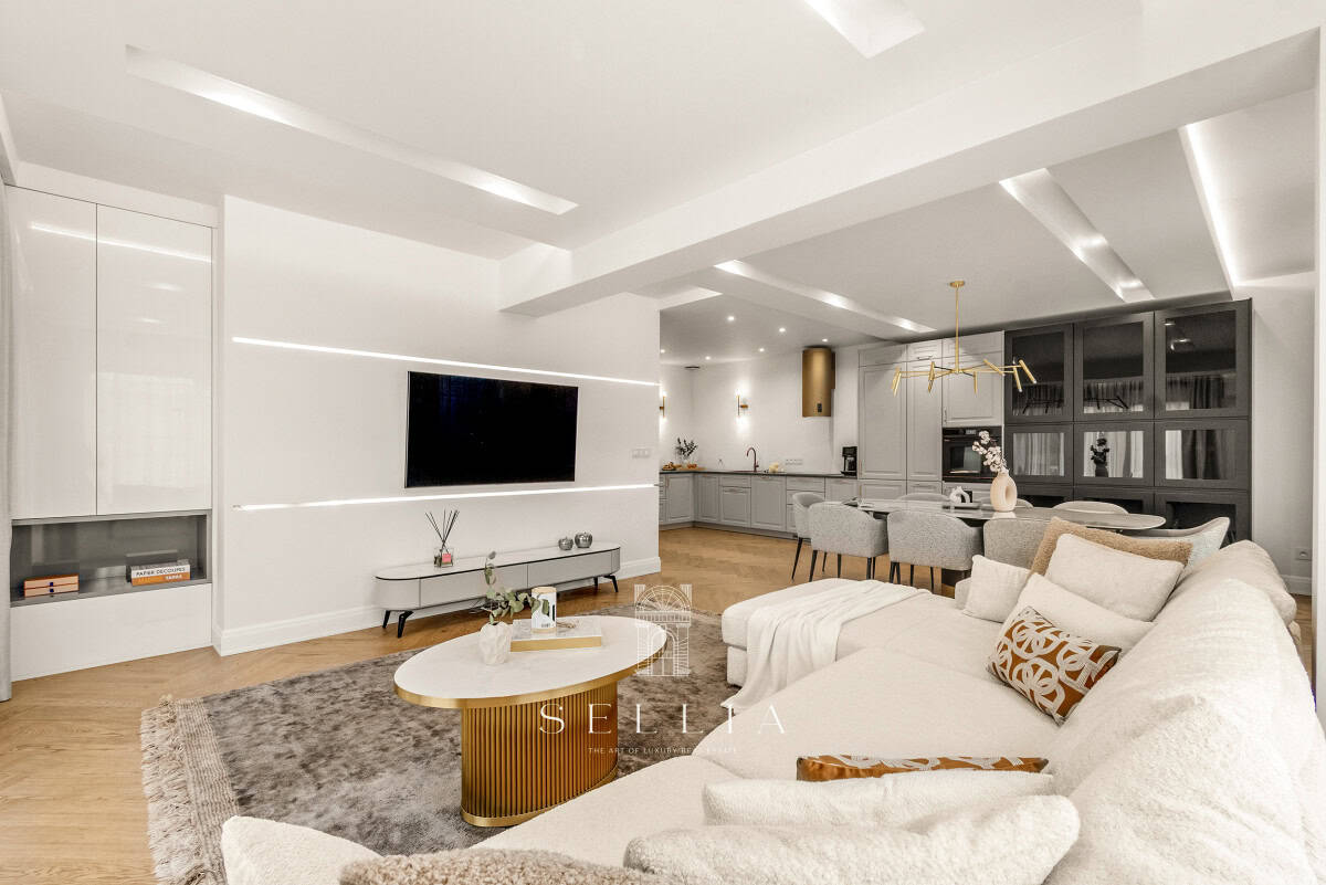 Luksusowy salon w penthousie z nowoczesnym wykończeniem, dużym ekranem TV i komfortową sofą, idealny.