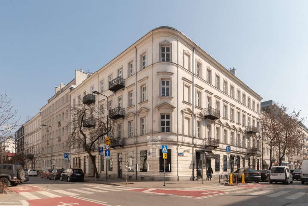 Narożny apartament w kamienicy przy ul. Hoża, idealny do wynajmu lub zamieszkania w centrum Warszawy.