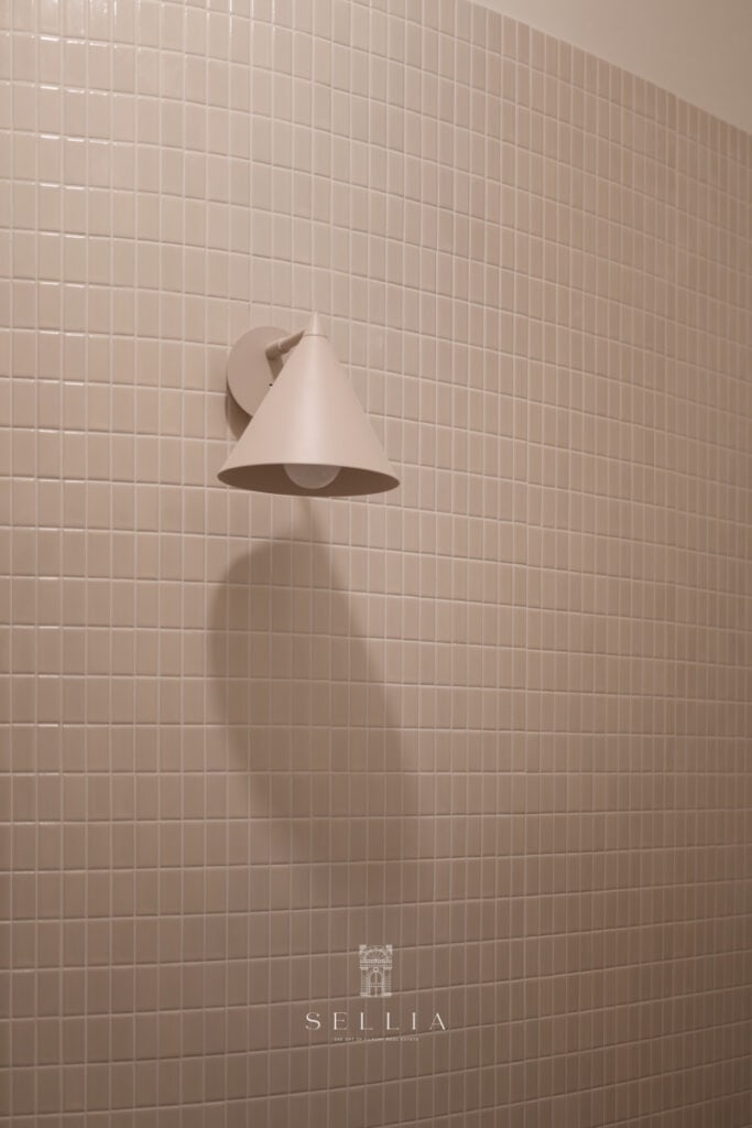 Lampka na ścianie w nowoczesnym wnętrzu apartamentu.