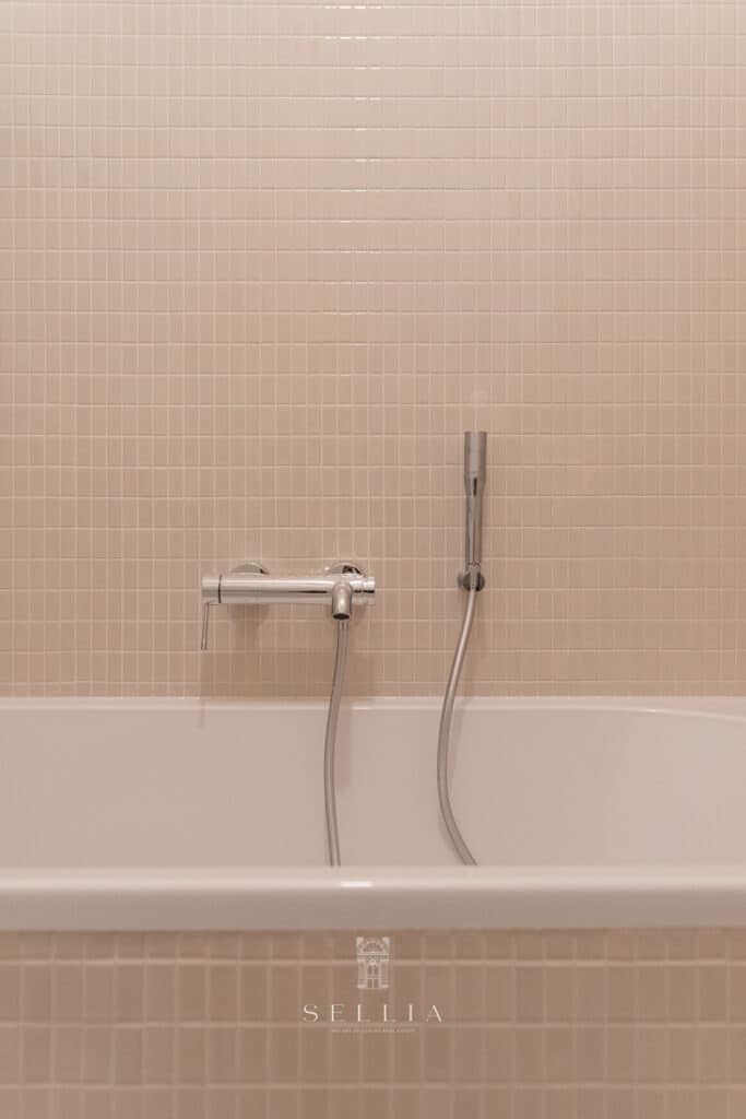 Łazienka w apartamencie na ul. Hoża, z nowoczesnym wykończeniem i funkcjonalnym wyposażeniem. Idealn.