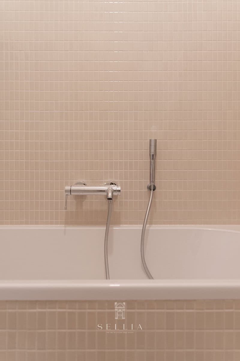 Łazienka w apartamencie na ul. Hoża, z nowoczesnym wykończeniem i funkcjonalnym wyposażeniem. Idealn.