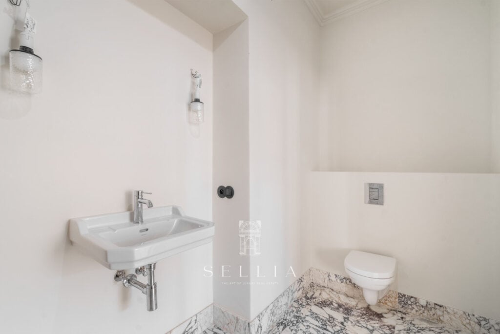 Nowoczesny apartament w kamienicy na ul. Hoża, z minimalistycznym wykończeniem i funkcjonalnym układ.