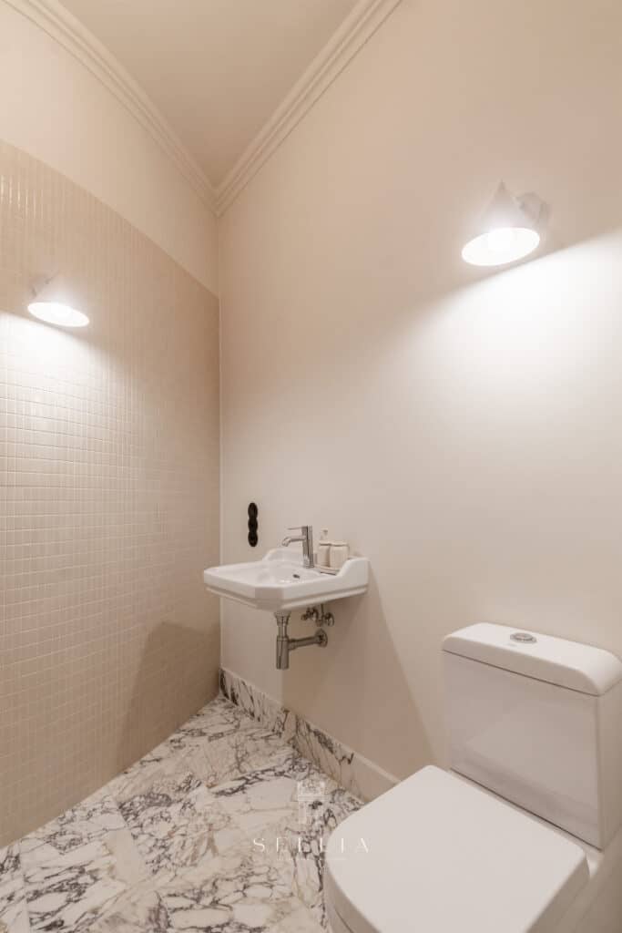 Narożny apartament w kamienicy, ul. Hoża, z jasnym wnętrzem i eleganckim wykończeniem. Idealne miejs.