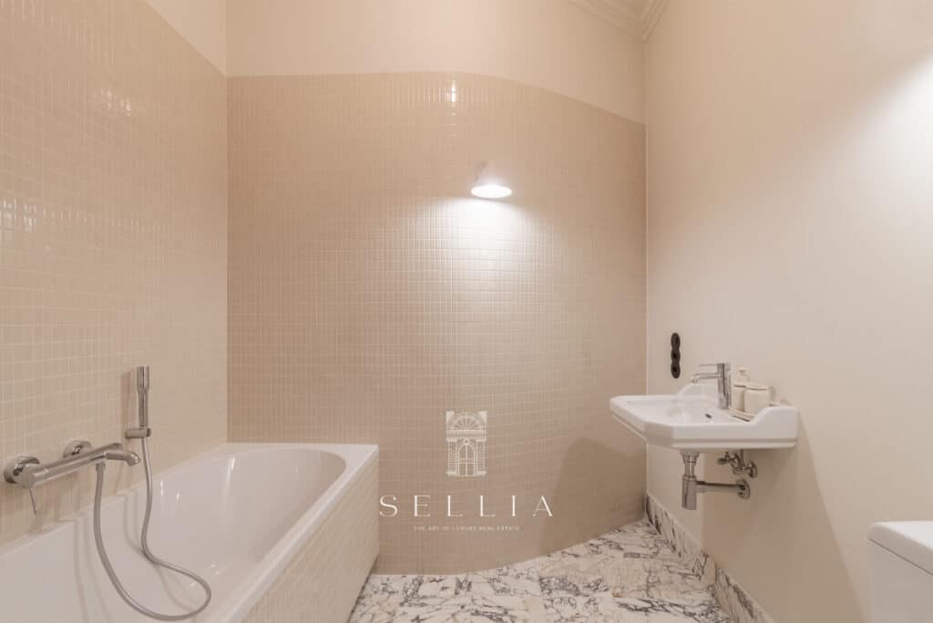 Apartament w kamienicy na ul. Hoża, idealny dla osób szukających komfortu i stylu w centrum Warszawy.