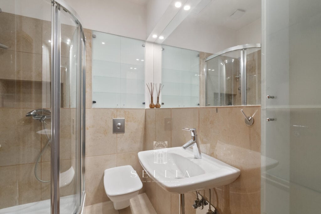 Przestronne mieszkanie na Powiślu, blisko BUW, z nowoczesną łazienką i funkcjonalnym wykończeniem. I.