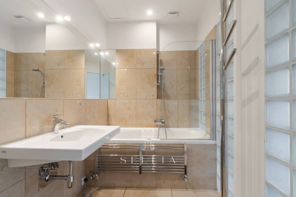 Przestronne mieszkanie na Powiślu z nowoczesną łazienką i dużą wanną, idealne dla rodzin i osób ceni.