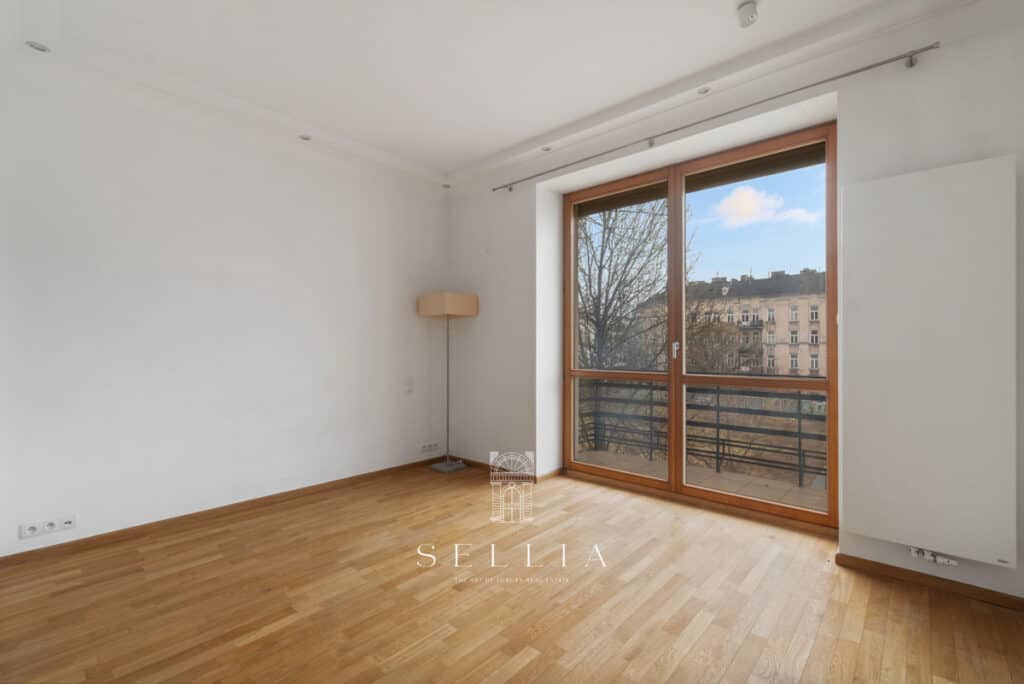 Przestronne, jasne mieszkanie na Powiślu z dużym balkonem i widokiem na okolicę, idealne dla osób ce.