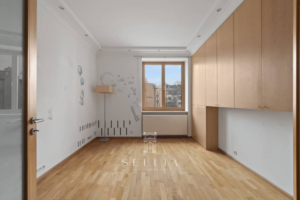 Przestronne, jasne mieszkanie na Powiślu z dużym oknem i nowoczesnym wykończeniem, idealne dla osób.