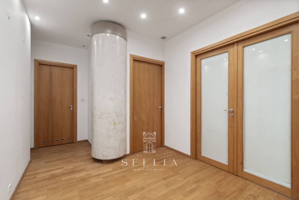 Przestronne mieszkanie na Powiślu z nowoczesnymi drzwiami i jasnym wykończeniem wnętrza. Idealne mie.