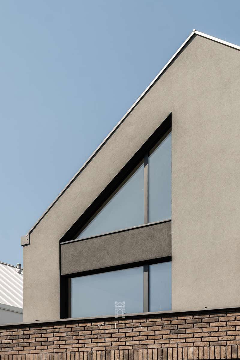 Nowoczesny dom z dużymi oknami i minimalistycznym designem na ul. Lipowa, Bielawa, Konstancin.
