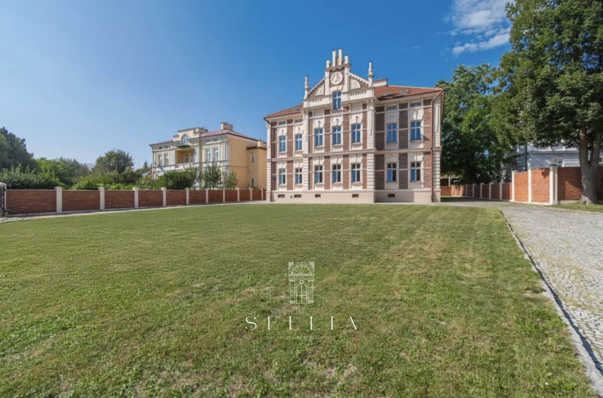 Elegancka kamienica nad Sanem z detalami architektonicznymi.