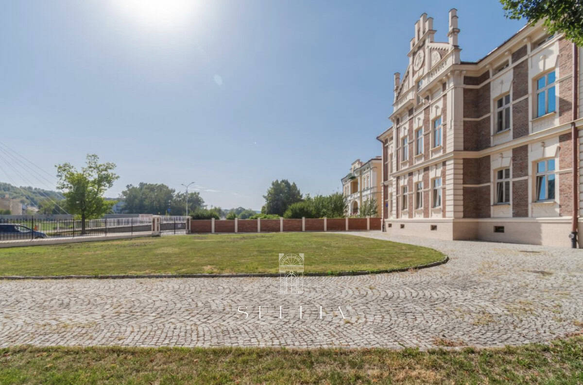 Elegancka rezydencja w Przemyślu z dużym ogrodem i klasyczną architekturą.