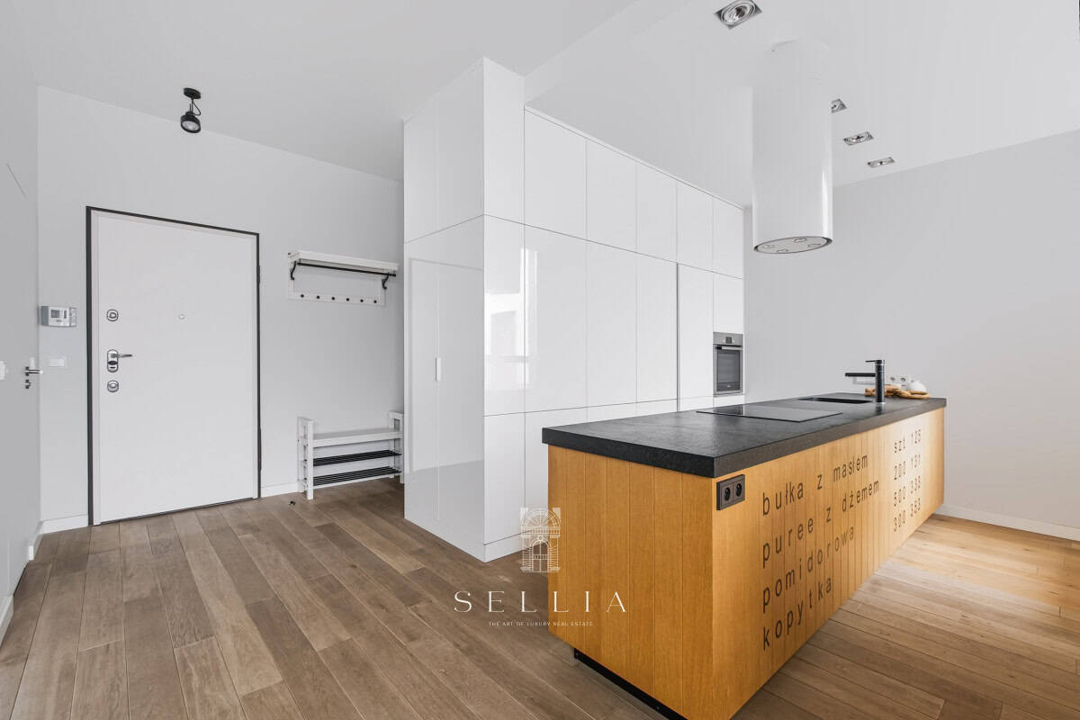 Przestronna kuchnia w nowoczesnym apartamencie z tarasem.