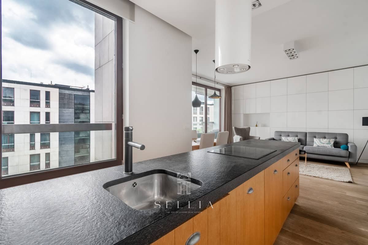 Nowoczesny apartament z dużym tarasem i panoramicznymi oknami.