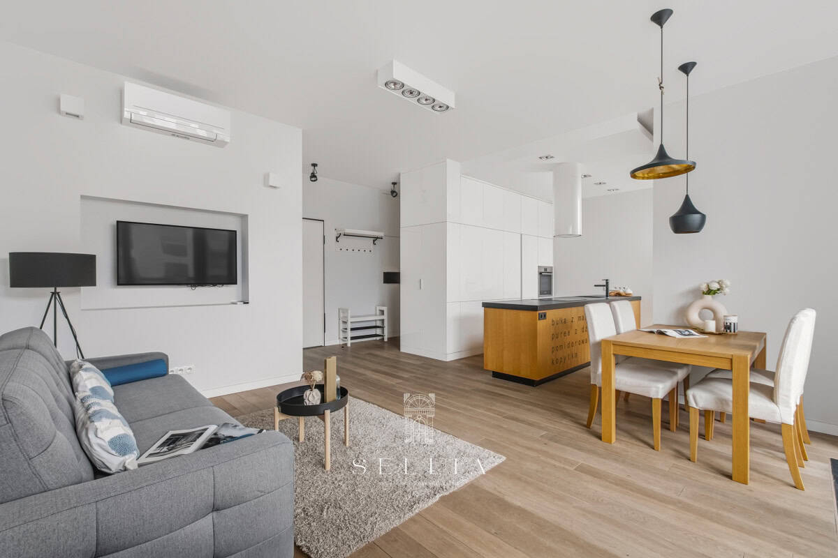 Przestronny, nowoczesny apartament z tarasem i eleganckim wykończeniem.