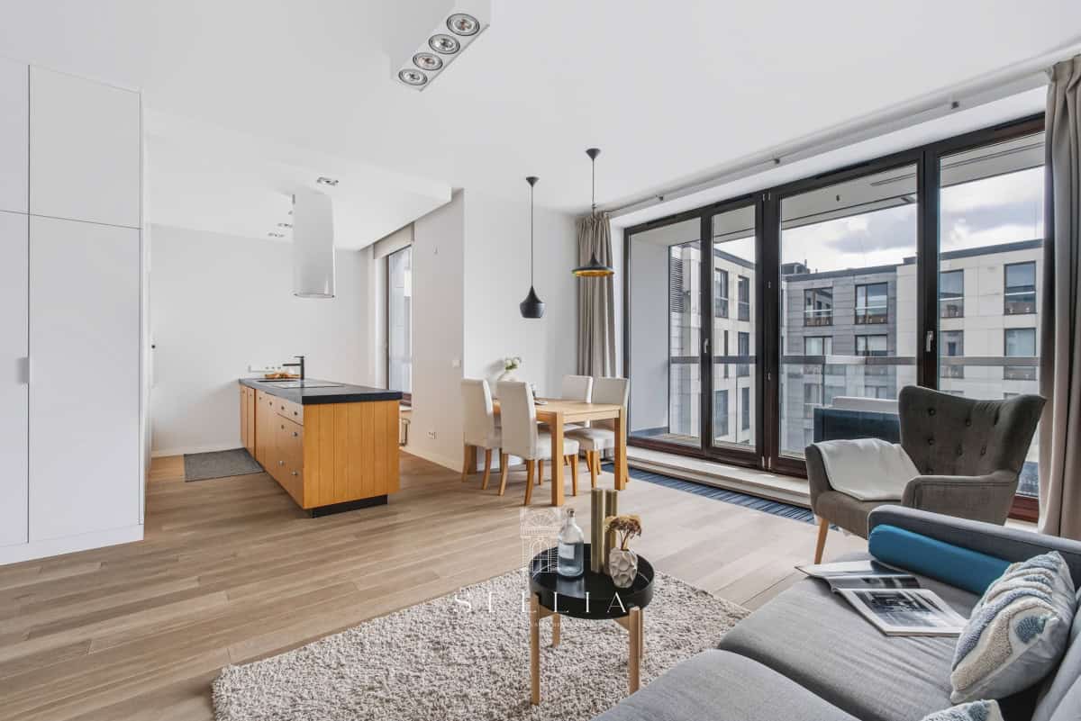 Nowoczesny apartament z dużym tarasem i panoramicznymi oknami.