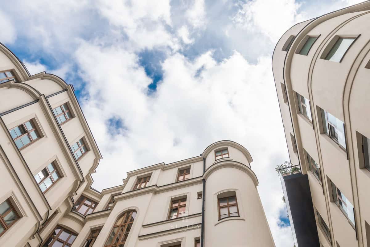 Widok na elegancki budynek biurowy w Warszawie Śródmieście.