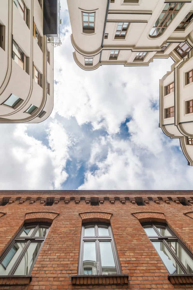 Widok z dołu na wysokie budynki w Warszawie Śródmieście.