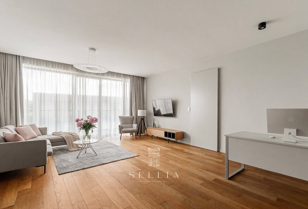 Przestronny, nowoczesny apartament z dużymi oknami i eleganckim wystrojem.