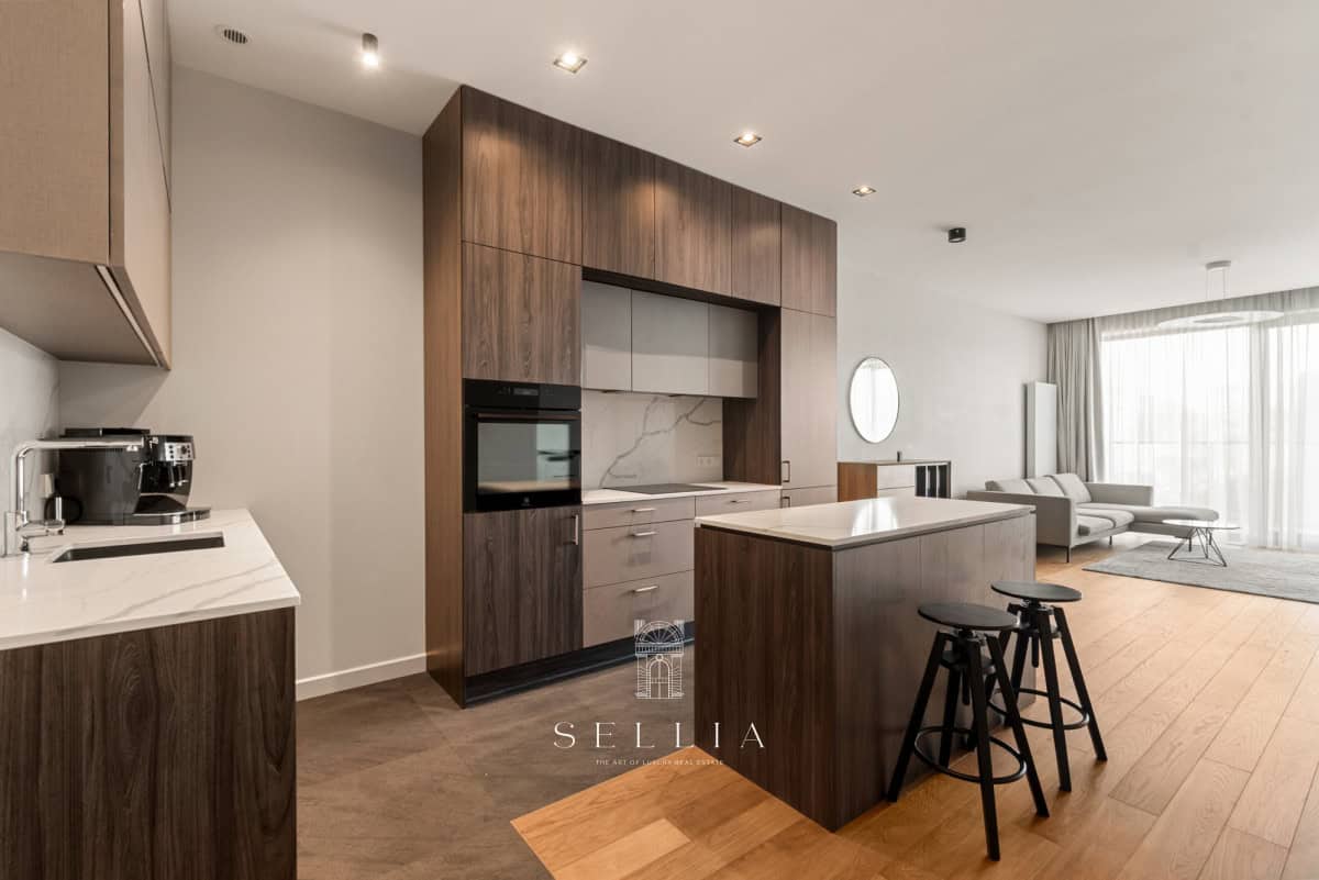 Nowoczesna kuchnia w apartamencie w Forcie Cze z wyspą i drewnianymi akcentami.