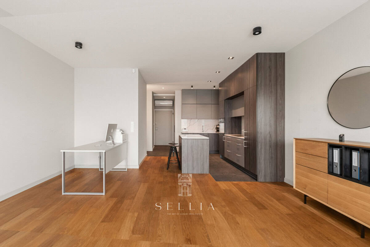 Nowoczesne, przestronne wnętrze apartamentu w Forcie Cze z kuchnią i drewnianymi podłogami.