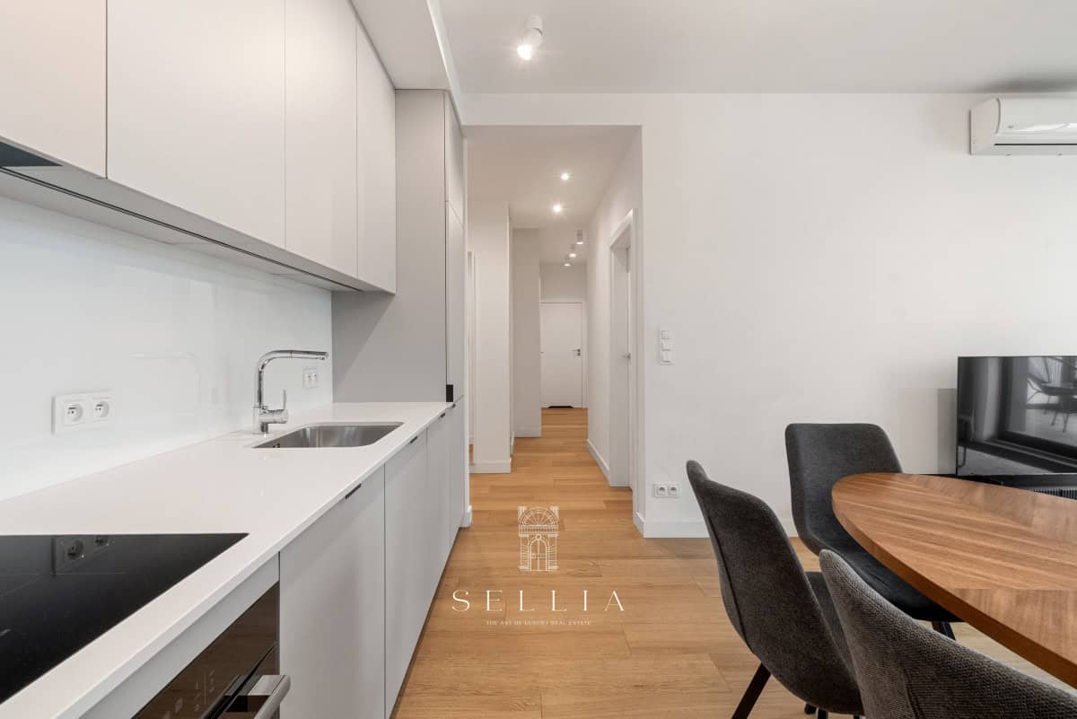 Przestronna kuchnia w nowoczesnym apartamencie do wynajęcia.