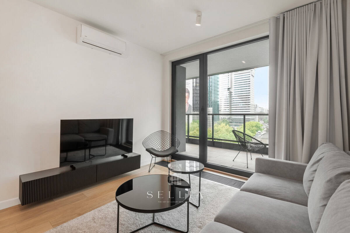 Przestronny salon z balkonem w nowoczesnym apartamencie.