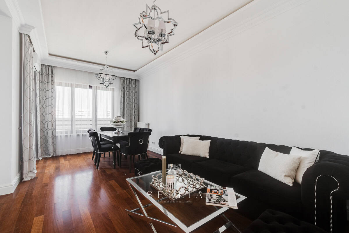 Elegancki salon z dużym oknem i nowoczesnym wystrojem w Muranowie.