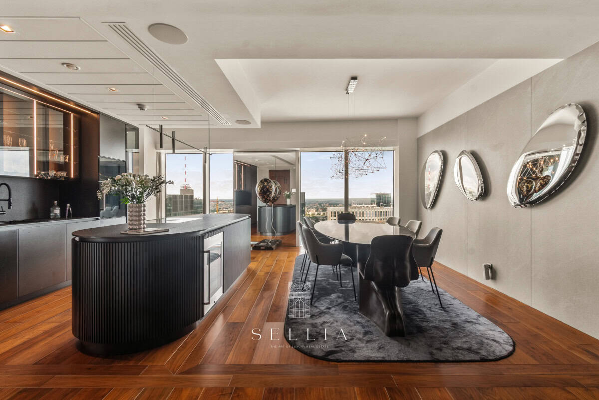 Przestronny, nowoczesny apartament z widokiem na miasto i eleganckim wnętrzem.