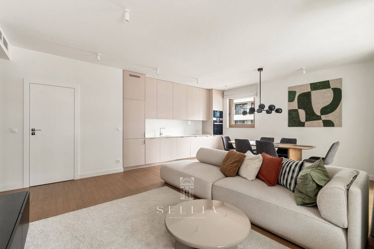 Przestronny, nowoczesny salon w apartamencie na wynajem.