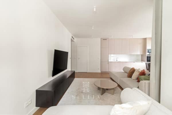 Przestronny, nowoczesny apartament z salonem i kuchnią.