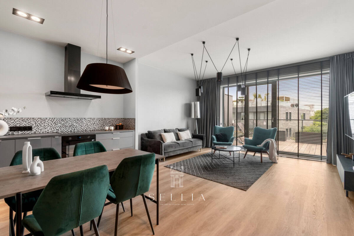 Przestronny apartament z tarasem i dużymi oknami.