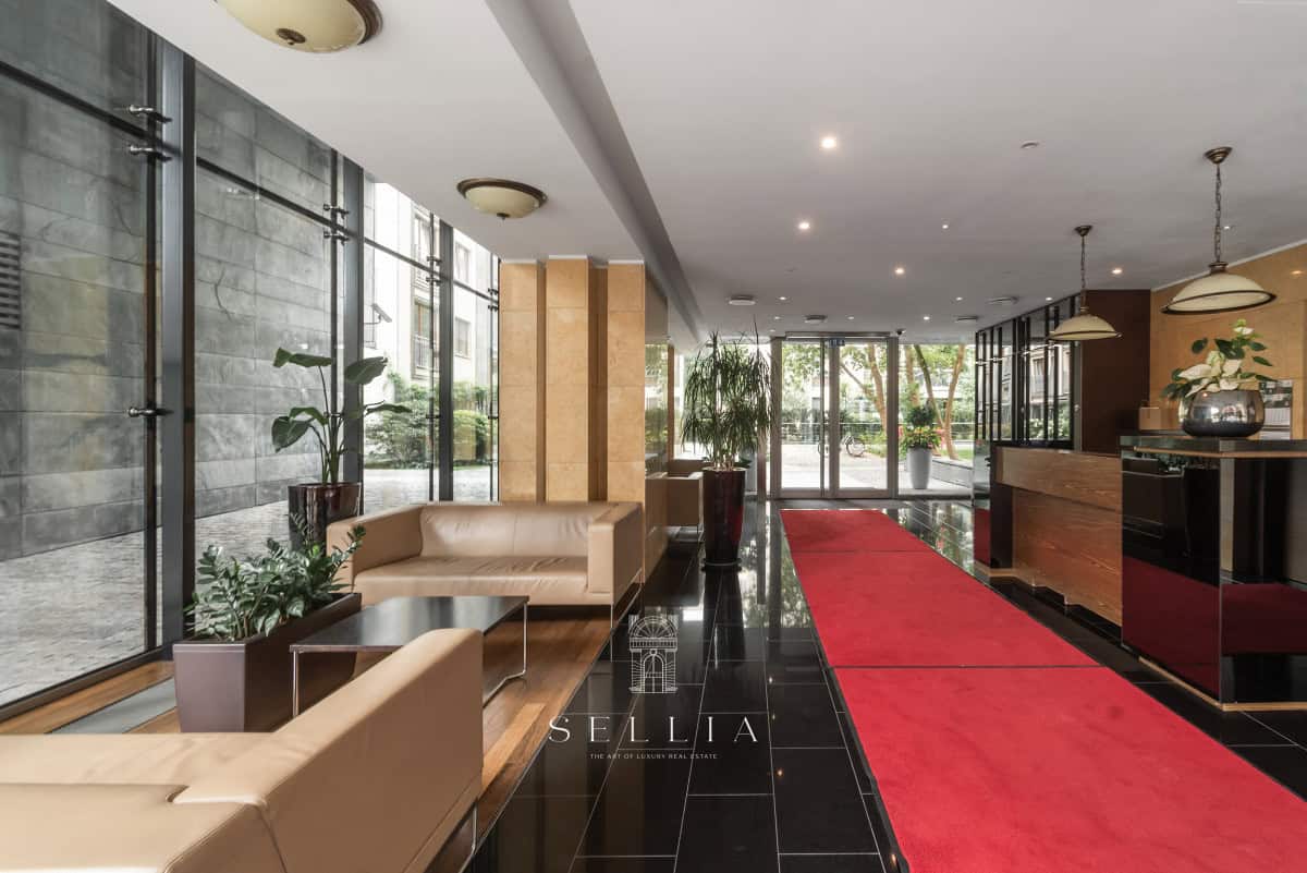 Przestronne lobby z dużymi oknami i eleganckim wystrojem w Sellia Estate.