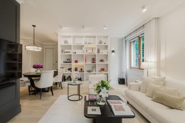 Luksusowy salon w eleganckim apartamencie przy Łazienkach Królewskich.