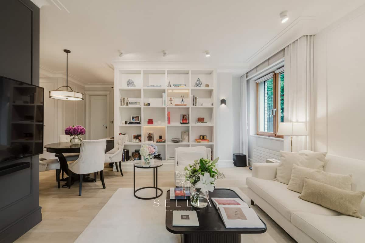 Luksusowy salon w eleganckim apartamencie przy Łazienkach Królewskich.