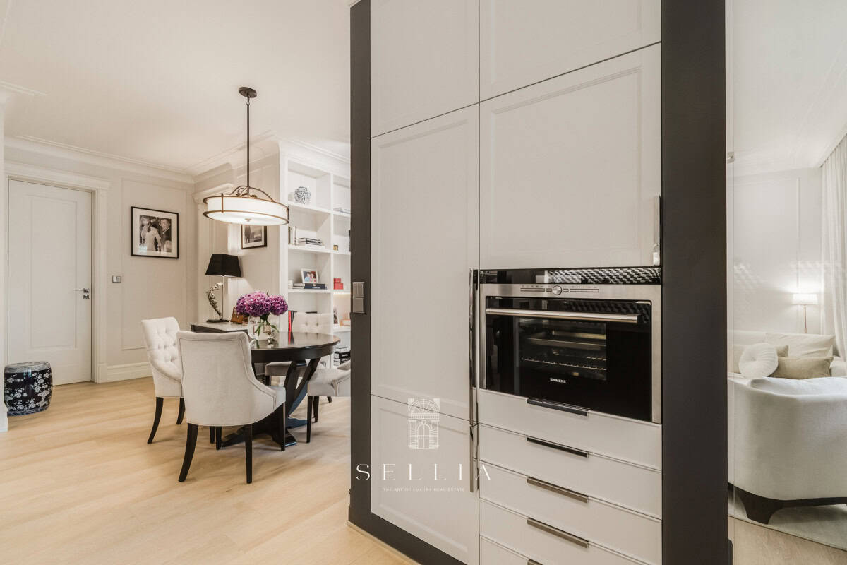 Nowoczesny apartament z kuchnią i jadalnią w luksusowym stylu.