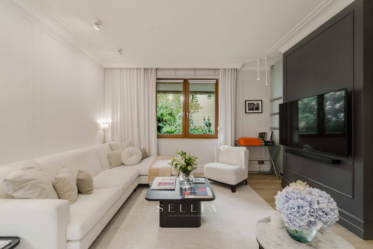 Luksusowy salon w apartamencie przy Łazienkach Królewskich.